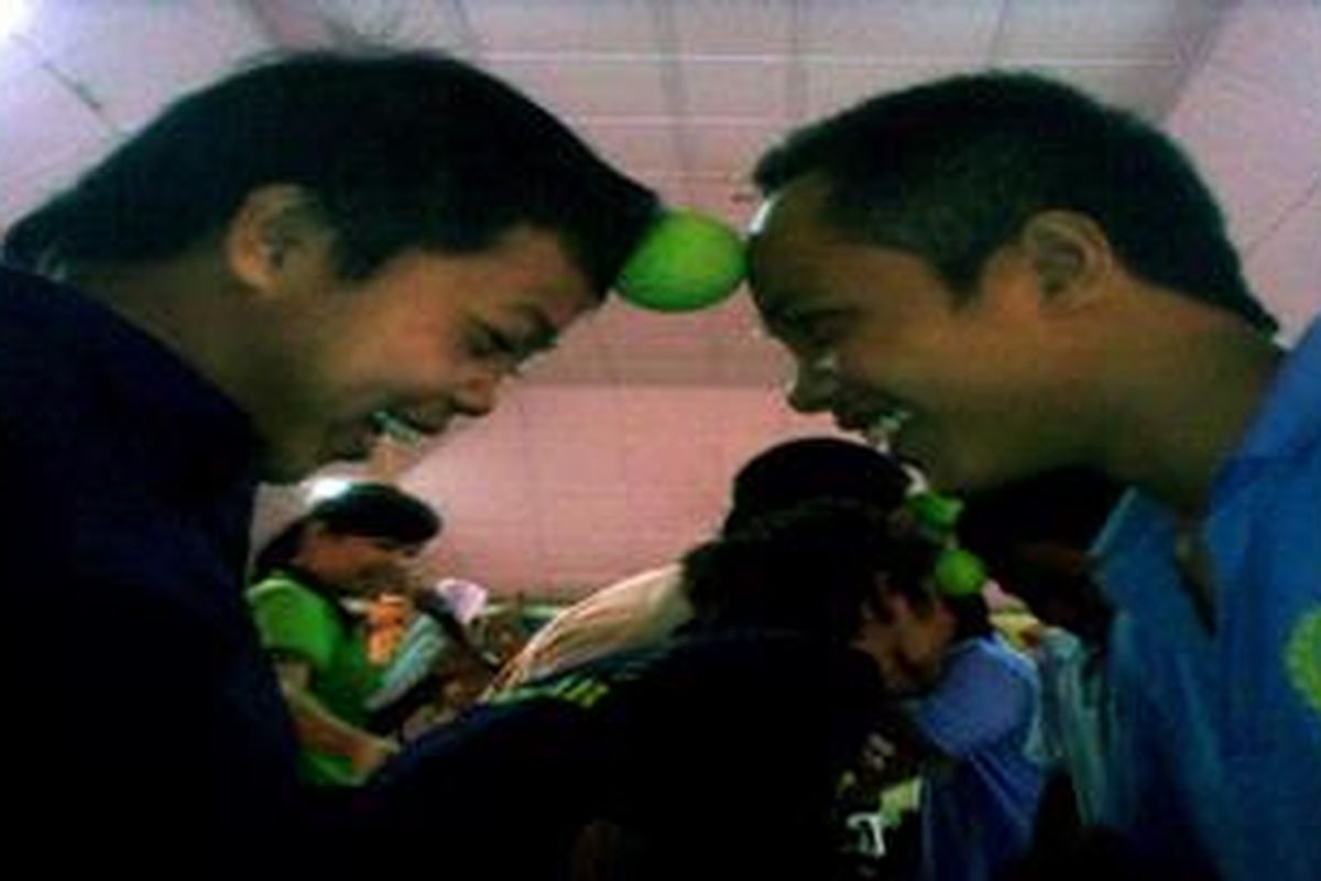 Napi-napi cilik mengikuti berbagai lomba dalam perayaan Hari Anak Nasional di Lapas Kerobokan Denpasar, Jumat (23/7/2010).