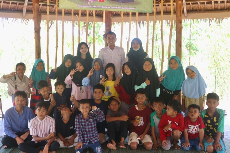 Mahasiswa MBKM Humanity Project Batch III UMN, GMLS, dan Palang Merah Indonesia Bayah menggelar edukasi praktik pertolongan pertama kepada anak-anak Desa Cimangpang, Lebak, Banten di Villa Hejo Kiarapayung pada Sabtu, 11 November 2023.