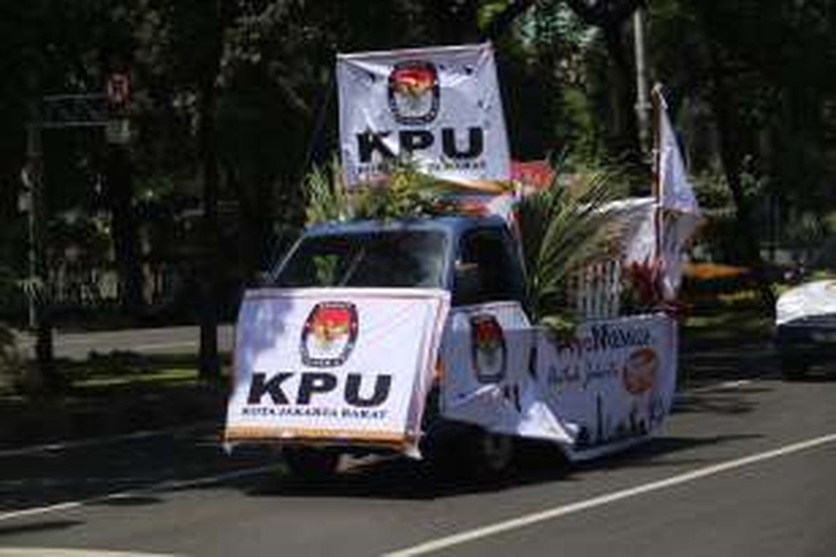 Mobil kpu saat deklaramasikan kampanye damai di monas.