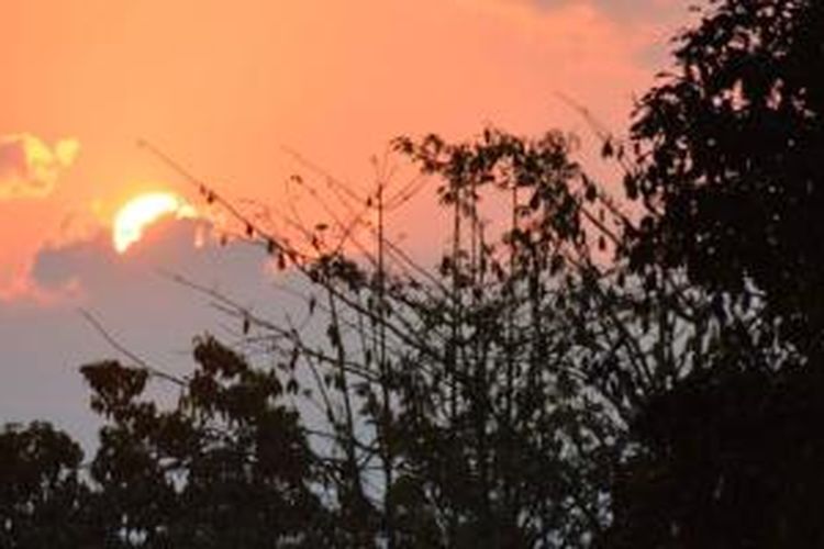 Senja di Laut Flores Barat, Nusa Tenggara Timur, yang dilihat dari Kampung Tebang.