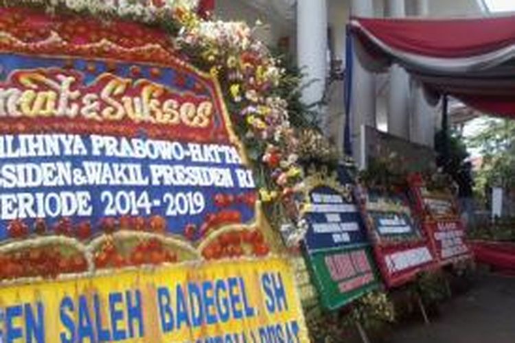 Papan bunga ucapan selamat atas kemenangan Prabowo-Hatta di Rumah Polonia, Selasa (22/7/2014).