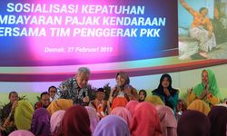 Di Demak, Ganjar Temukan Caleg Telat Bayar Pajak Kendaraan 2 Tahun