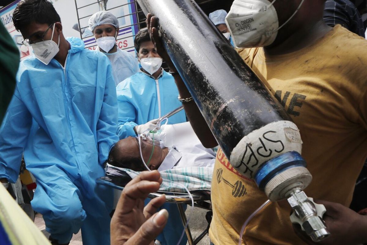 Foto pada 23 April 2021 menunjukkan tim medis membawa pasien setelah kebakaran di Rumah Sakit Covid-19 Vijay Vallabh di Virar, dekat Mumbai, India. Saat ini, India berjibaku melawan gelombang kedua virus corona yang begitu cepat penularannya.