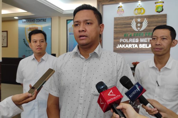 Wakasat Reskrim Polres Metro Jakarta Selatan Kompol Henrikus Yossi (tengah) di kantornya, Rabu (7/6/2023). 