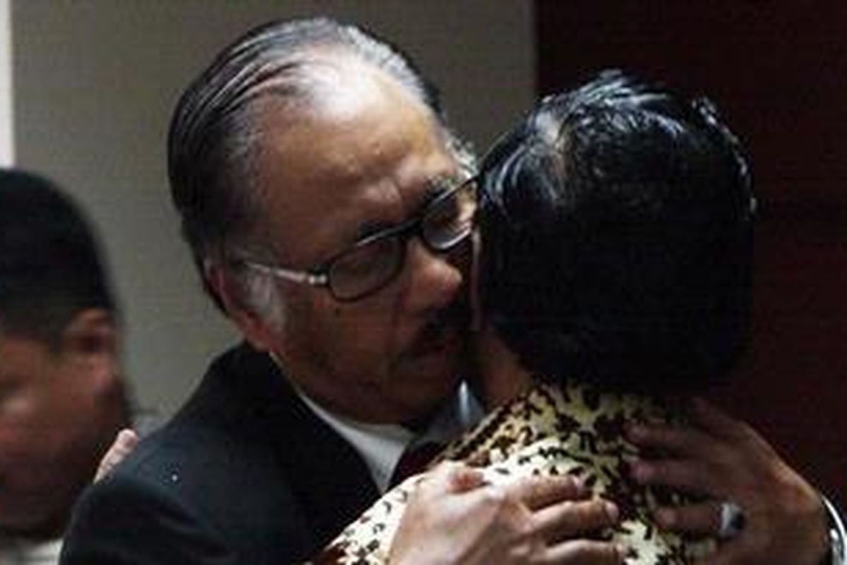 Arsyad Sanusi (kiri) memeluk Ketua MK Mahfud MD (kanan) usai menyatakan mengundurkan diri sebagai Hakim Konstitusi karena terbukti melakukan pelanggaran Kode Etik Hakim Konstitusi, di gedung Mahkamah Konstitusi, Jakarta Pusat, Jumat (11/2/2011). Majelis Kehormatan Hakim Mahkamah Konstitusi memutuskan Hakim Konstitusi Arsyad Sanusi bertanggung jawab secara etik atas pertemuan keluarganya dan juga bawahannya, mantan panitera pengganti MK Makhfud, dengan calon Bupati Bengkulu Selatan Dirwan Mahmud yang didiskualifikasi MK. 