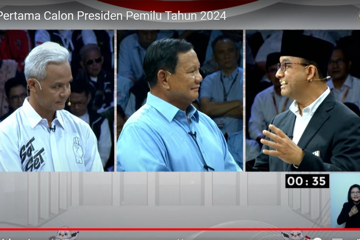 Interaksi antara Anies Baswedan, Prabowo Subianto, dan Ganjar Pranowo dalam debat capres yang diselenggarakan KPU, Selasa (12/12/2023).