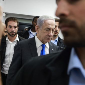 Perdana Menteri Israel Benjamin Netanyahu tiba untuk menghadiri rapat Kabinet di Kirya, yang merupakan tempat Kementerian Pertahanan Israel, di Tel Aviv pada 17 Desember 2023. Pada Senin (25/12/2023), ia mengunjungi Jalur Gaza.