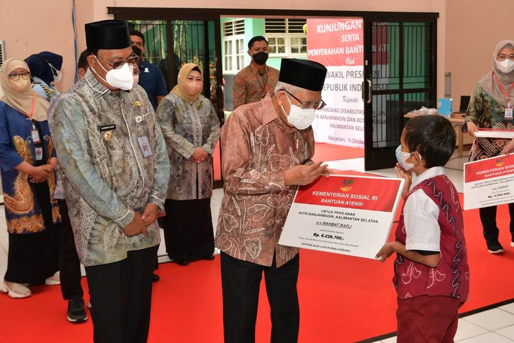  Wakil Presiden Ma'ruf Amin membagian bantuan sosial kepada masyarakat di Sentra Kreasi Asistensi Rehabilitasi Sosial (Atensi) Budi Luhur, Banjarbaru, Kalimantan Selatan, Kamis (13/10/2022).