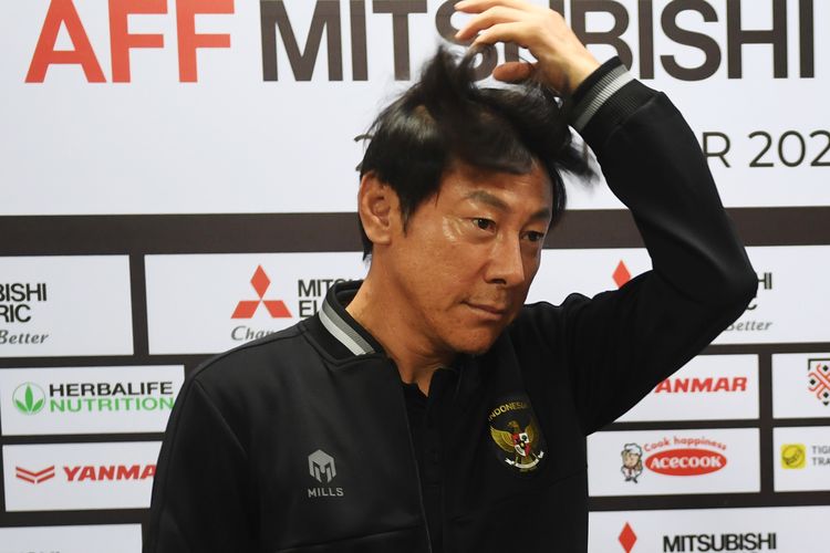 Pelatih Timnas Indonesia Shin Tae-Yong merapikan rambutnya usai memberikan keterangan pada konferensi pers menjelang laga lanjutan Grup A Piala AFF di Rizal Memorial Stadium, Manila, Filipina, Minggu (1/1/2023).  Indonesia akan menghadapi Filipina pada laga terakhir babak grup yang akan menentukan kelolosan tim ke semifinal. ANTARA FOTO/Akbar Nugroho Gumay/rwa.