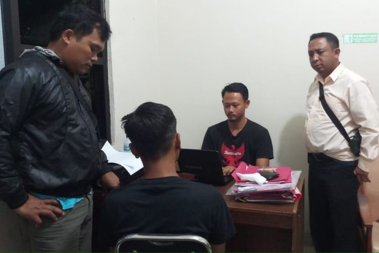 Seorang pelaku pengeroyokan diinterogasi jajaran Timsus Satreskrim Polres Sumedang, Selasa (10/3/2020) malam. DOK. Polres Sumedang