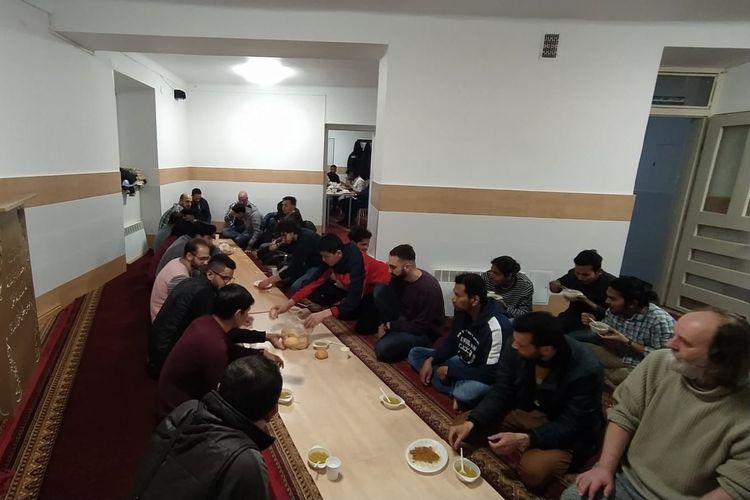 Acara buka puasa bersama di Masjid Krakow, Polandia