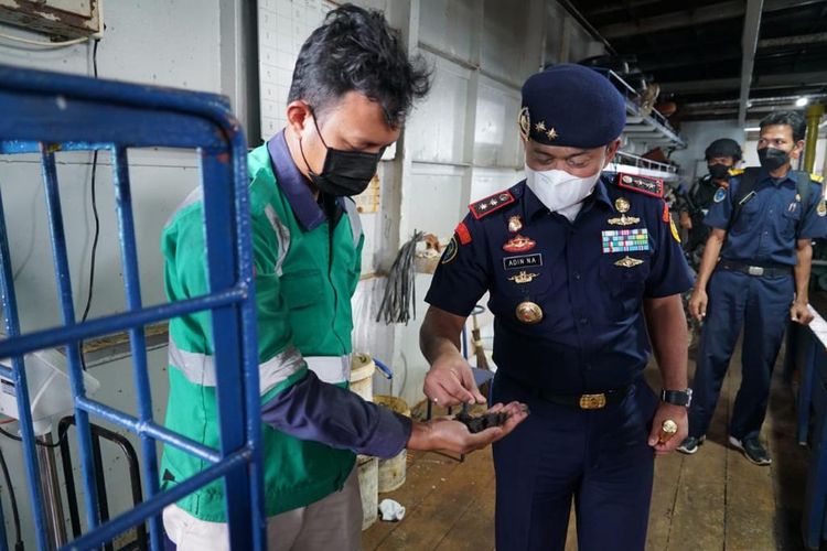 Direktur Jenderal PSDKP, Laksamana Muda TNI Adin Nurawaluddin saat melakukan inspeksi ke KIP Octopus 1 di perairan Matras, Kabupaten Bangka, Provinsi Kepulauan Bangka Belitung, Sabtu (26/2/2022)