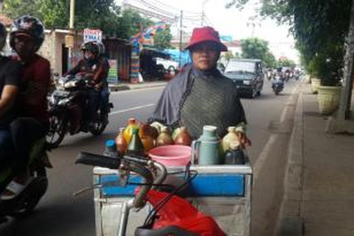 Suratmi (55), penjual jamu keliling di Tangerang.