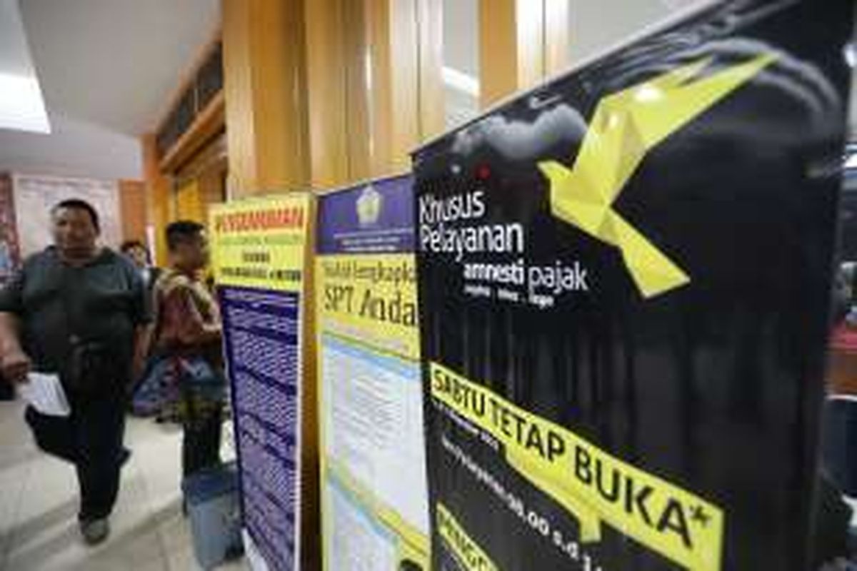 Sejumlah warga mengikuti program Tax Amnesty di Kantor Pajak Kota Tangerang, Jumat (30/9/2016). Hari ini hari terakhir pelaporan pengampunan pajak atau Tax Amnesty tahap pertama, Program ini diadakan untuk meringankan pembayaran pajak. 