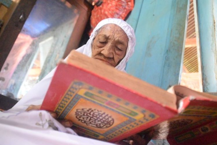 Walau usia telah lebih dari 100 tahun, tak membuat nenek Wa Kaua, berdiam diri saja. Di usia yang mencapai sekitar 110 tahun ini, ia tak pernah melepaskan shalat lima waktu dan mengaji setiap harinya.