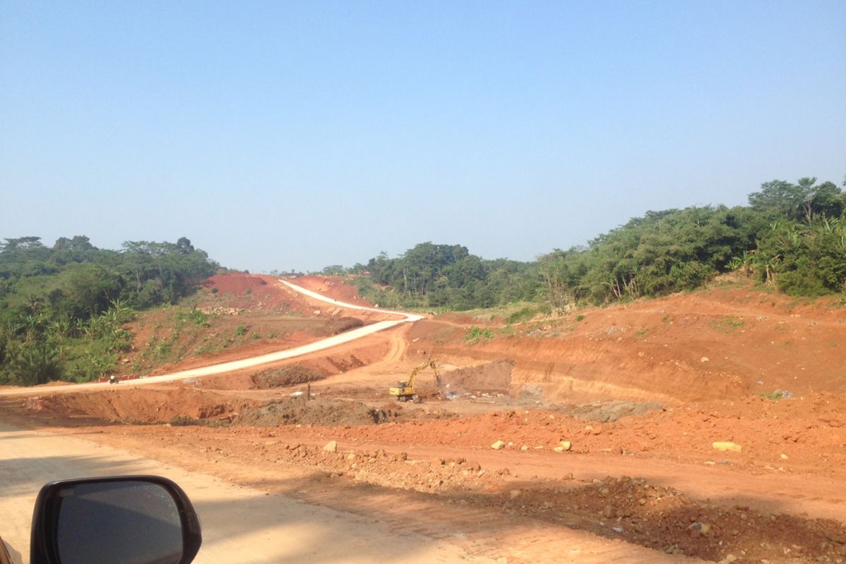 Kondisi di lapangan Tol Semarang-Batang dengan pemandangan perbukitan saat ditinjau oleh tim KompasProeprti dan PT Jasa Marga Semarang Batang pada Selasa (23/5/2017).