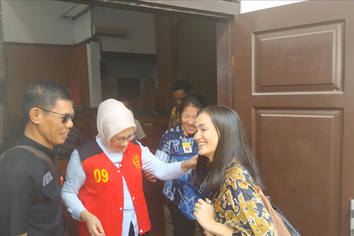 Terdakwa kasus penyebaran berita bohong Ratna Sarumpaet didampingi putrinya, Atiqah Hasiholan, usai agenda pembacaan replik di Pengadilan Negeri Jakarta Selatan, Jumat (21/6/2019).