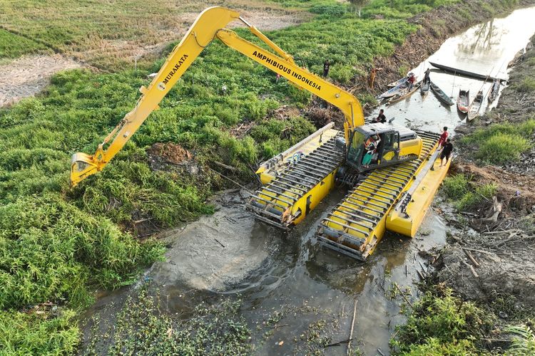 Pemerintah Kabupaten (Pemkab) HST melalui Dinas PUPR Kabupaten HST membeli dua unit Excavator Amphibi berukuran 8 ton dan 20 ton.

