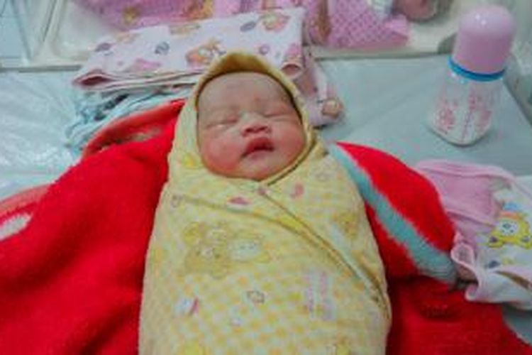 Bayi yang ditemukan menangis di atas genteng, di Kampung Cijambe Legok, RT 04 RW 07 Kelurahan Pasir Endah, Kecamatan Ujungberung, Bandung, Jawa Barat, Jumat, (18/10/2013). Diduga bayi tersebut sengaja dibuang oleh ibunya.
