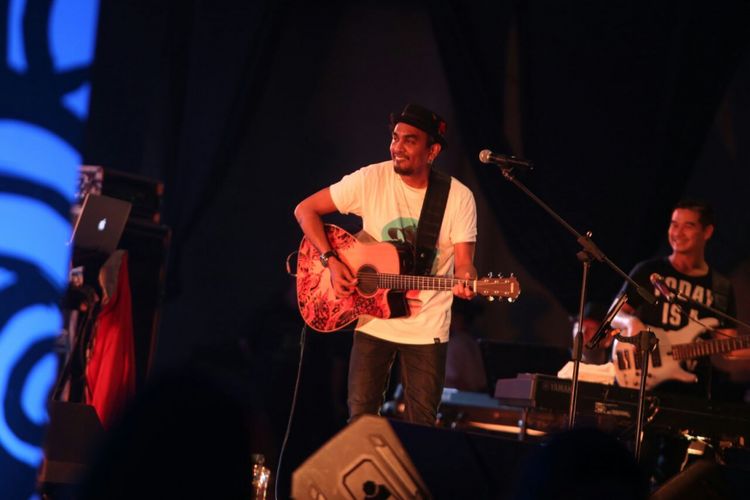 Glenn Fredly tampil di panggung Synchronize Fest 2017 yang digelar di Gambir Expo, Kemayoran, Jakarta Pusat, Minggu (8/10/2017).