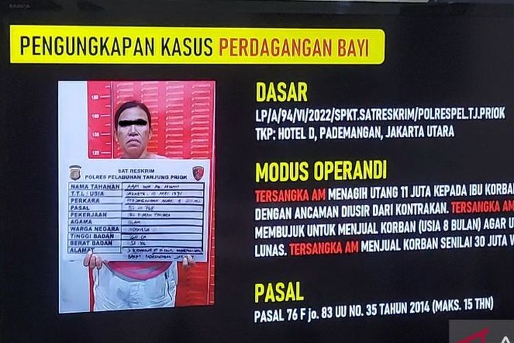 Tersangka penjualan bayi di Jakarta Utara berinisial AM (51) ditampilkan saat konferensi pers di Markas Polres Pelabuhan Tanjung Priok, Jakarta Utara, Rabu (20/7/2022). 