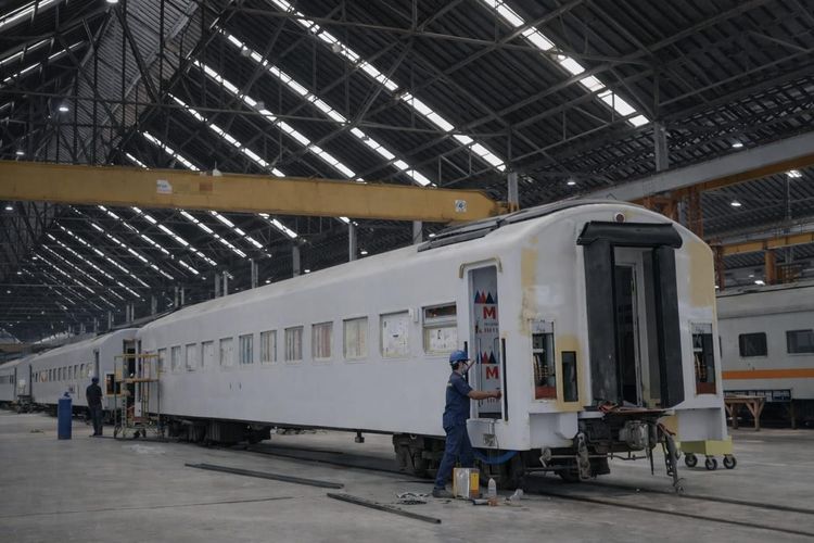 Mulai 25 Maret 2026, tiket Kereta Ekonomi Kerakyatan bisa dipesan melalui aplikasi Access by KAI dan platform penjualan resmi lainnya. Kereta Ekonomi Kerakyatan merupakan hasil modifikasi kereta ekonomi AC package generasi sebelumnya yang dikerjakan Insan Balai Yasa Manggarai.