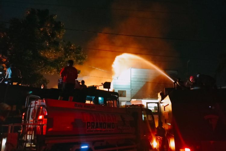 Gudang rongsok di Kecamatan Pasar Kliwon, Kota Solo, Jawa Tengah (Jateng), terbakar pada Selasa (3/9/2023).
