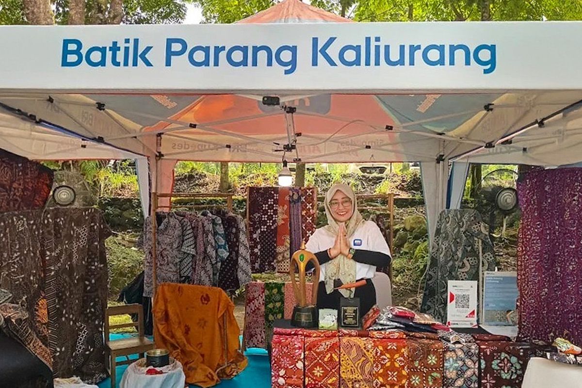Batik Parang Kaliurang sebagai hasil gagasan Menuk Sayekti, pelaku UMKM asal Kaliurang, Hargobinangun, yang termasuk desa binaan BRI. 