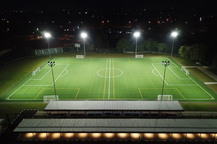 British School Jakarta memiliki enam lapangan outdoor dan indoor yang bisa digunakan untuk olahraga sepak bola.