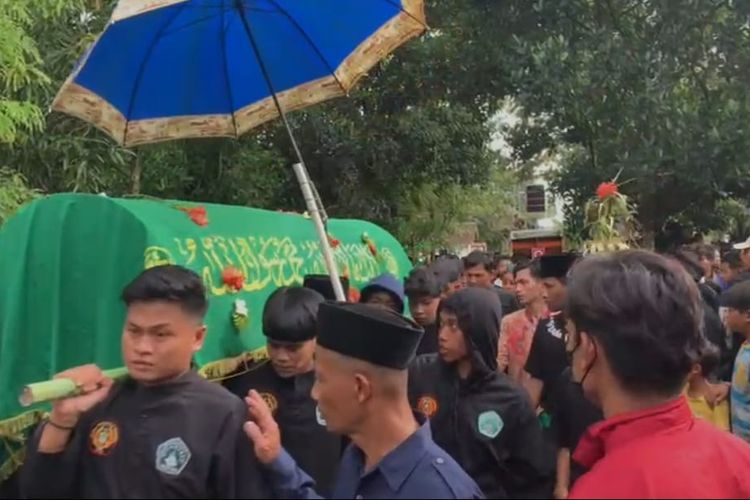 Jenazah korban pembunuhan di malaysia saat di makamkan di Kabupaten Jember
