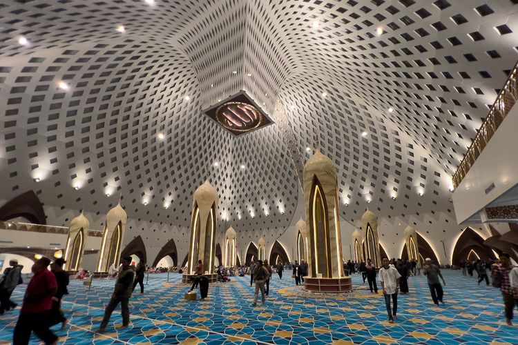 Bagian dalam Masjid Raya Al Jabbar (27/12/2025).