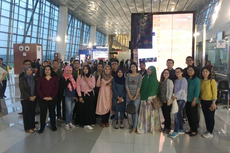 Sepuluh pemenang dari acara Cordela Vacation trip to Thailand saat persiapan keberangkatan di Terminal 3 Bandara Soekarno-Hatta, Tangerang, Minggu (4/2/2018).