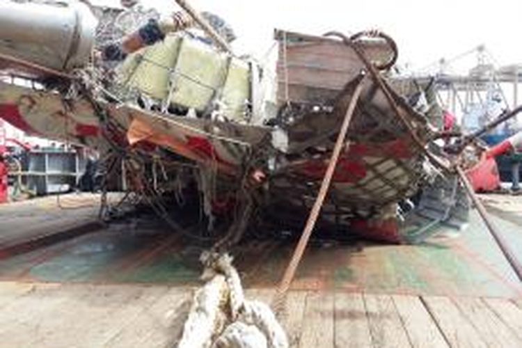 Badan pesawat AirAsia QZ8501 yang dibawa menggunakan kapal Crest Onyx tiba di Pelabuhan Tanjung Priok, Jakarta Utara, Senin (2/3/2015). 