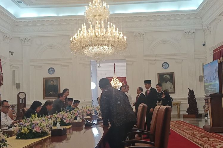 Presiden Joko Widodo saat memimpin rapat terbatas soal polusi udara Jabodetabek, di Istana Merdeka, Jakarta, Senin (14/8/2023).