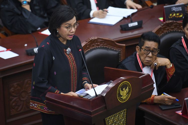 Menteri Keuangan Sri Mulyani (kiri) menyampaikan kesaksiannya dalam sidang lanjutan sengketa hasil Pilpres 2024 di Gedung Mahkamah Konstitusi (MK), Jakarta, Jumat (5/4/2024). MK memanggil Sri Mulyani beserta Menteri Koordinator Bidang Pembangunan Manusia dan Kebudayaan Muhadjir Effendy, Menteri Koordinator Perekonomian Airlangga Hartarto, serta Menteri Sosial Tri Rismaharini untuk memberikan keterangan dan pendalaman lebih jauh oleh hakim konstitusi dalam sidang PHPU Pilpres 2024. ANTARA FOTO/Aditya Pradana Putra/aww.
