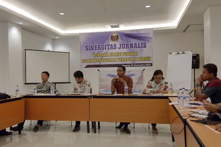 Asisten Penghubung KY Wilayah Provinsi NTT, Hendrikus Ara (kedua dari kanan), sedang berbicara dan juga Kepala Sub-Bagian Advokasi Hakim, Komisi Yudisial, Jonsi Afriantara (kedua dari kiri).
