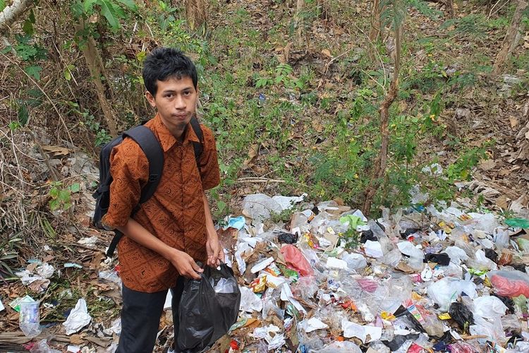 Soleh Eko Wibowo mengais sampah setelah pulang sekolah SMK Teruno Jaya I Gunungkidul.