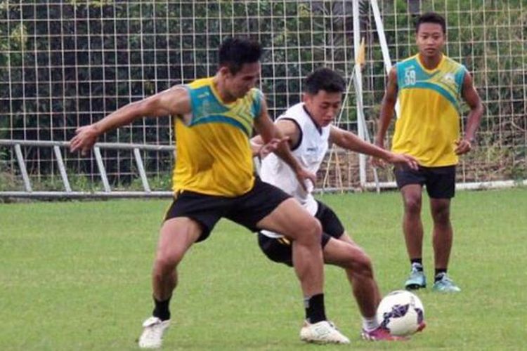 Bobby Wirawan (rompi putih) saat berlatih bersama skuad Persela Lamongan.