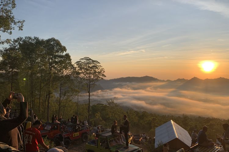 Pemandangan matahari terbit (sunrise) di lereng Gunung Batur Bali. Warganet mempertanyakan mengapa pukul setengah 6 pagi sekarang sudah terang di Indonesia?
