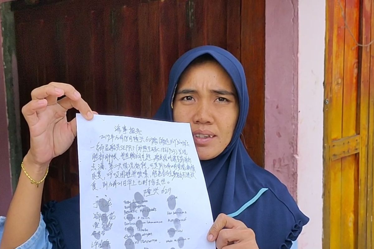 Rita Andri Pratama kakak perempuan Sepri, salah satu ABK asal OKI Sumsel yang meninggal dan mayatnya dilarung ke laut oleh kapal China, menunjukkan selembar surat pemberitahuan dalam Mandarin. 