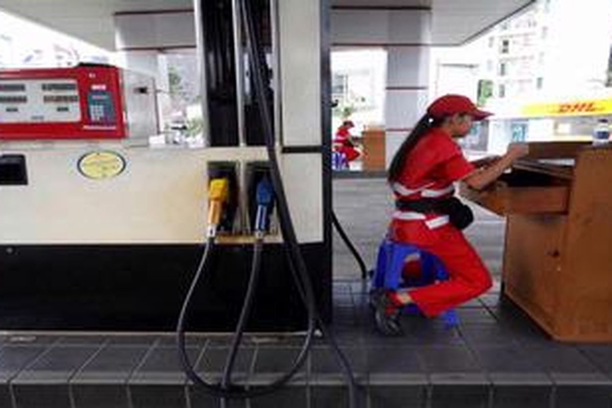 Petugas menunggu konsumen di SPBU di Jalan Terogong Raya, Jakarta Selatan, Rabu (14/3/2012). Pemerintah terus melakukan pembahasan termasuk dampak sosial ekonomi tekait rencana kenaikkan bahan bakar minyak (BBM) subsidi per 1 April mendatang.  