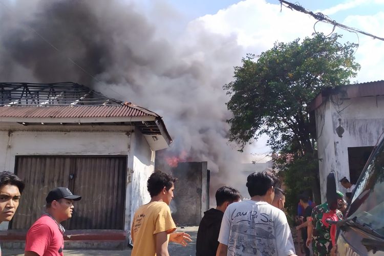 Area ruko dan gudang rongsok terbakar di Jalan Palmerah Barat, Kelurahan Grogol Utara, Kecamatan Kebayoran Lama, Jakarta Selatan, Kamis (25/11/2021) sekitar pukul 14.22 WIB. 