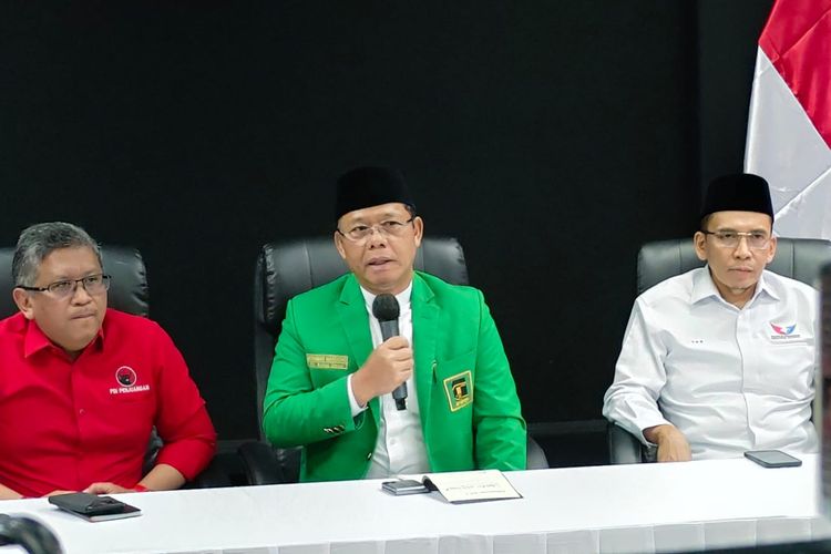 Pelaksana Tugas (Plt) Ketua Umum PPP Mardiono (tengah) dalam konferensi pers usai rapat konsolidasi partai pengusung Ganjar, Rabu (13/9/2023).
