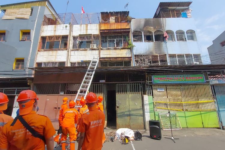 Sejumlah petugas berpakaian oranye mulai mencopot teralis besi di 5 ruko yang berada di sekitar bangunan yang terbakar di Jalan Duri Selatan 1, Duri Selatan, Tambora, Jakarta Barat, Kamis (18/8/2022). 