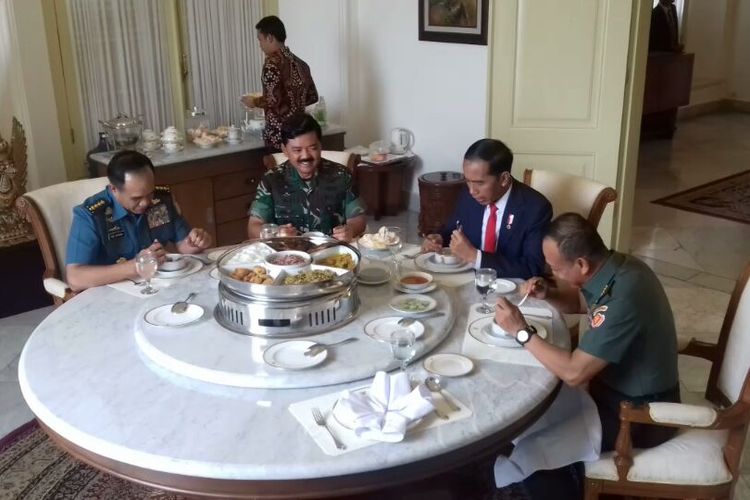 Presiden Joko Widodo makan siang dengan Panglima TNI Marsekal Hadi Tjahjanto beserta Kepala Staf TNI Angkatan Laut Laksamana Ade Supandi dan Kepala Staf TNI Angkatan Darat Jenderal Mulyono di Istana Kepresidenan Bogor, Kamis (14/12/2017).