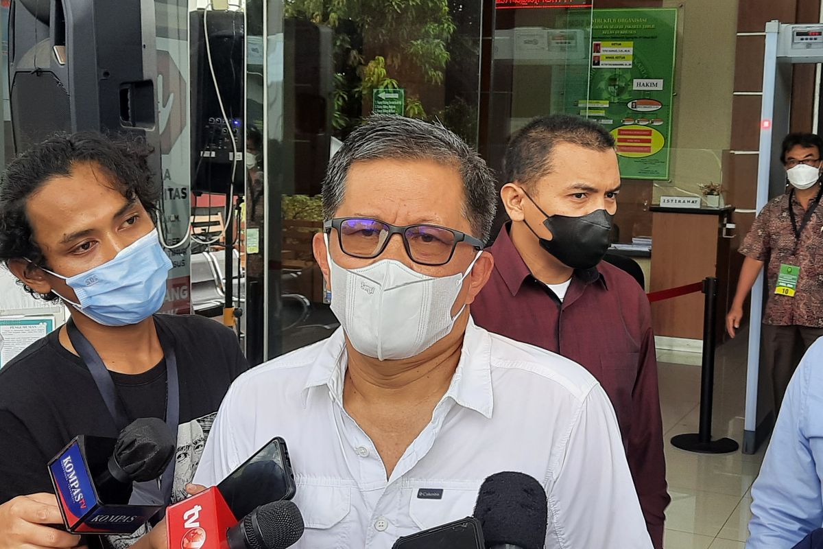 Pengamat politik sekaligus filsuf Rocky Gerung dihadirkan sebagai ahli dalam sidang lanjutan dugaan tindak pidana terorisme dengan terdakwa Munarman di Pengadilan Negeri (PN) Jakarta Timur, Rabu (2/3/2022).