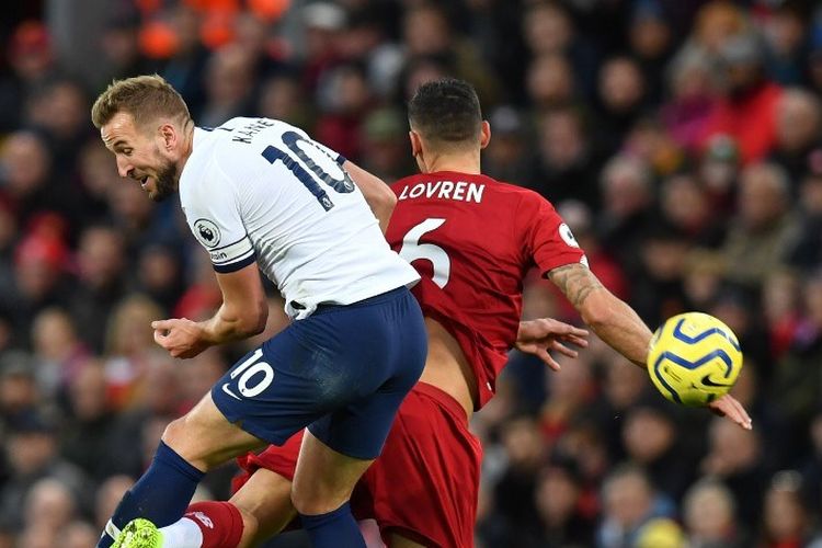 Dejan Lovren dan Harry Kane saling memperebutkan bola pada pertandingan Liverpool vs Tottenham Hotspur dalam lanjutan Liga Inggris di Stadion Anfield, 27 Oktober 2019. 