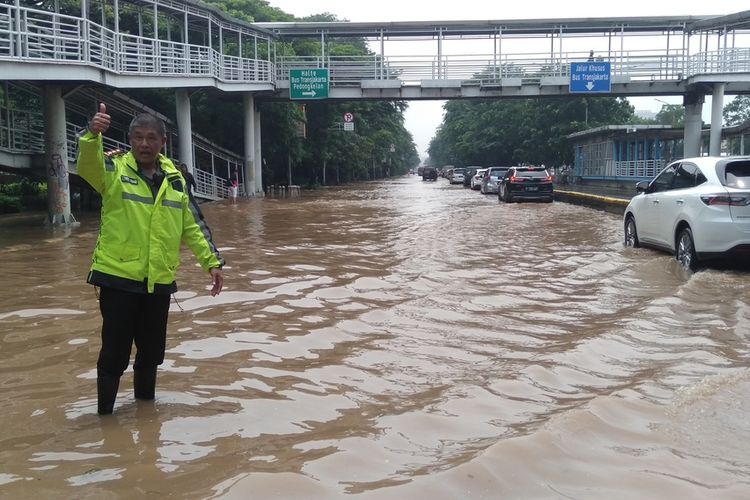 Jalan Perintis Kemerdekaan, Jakarta Utara direndam banjir, Sabtu (8/2/2020)