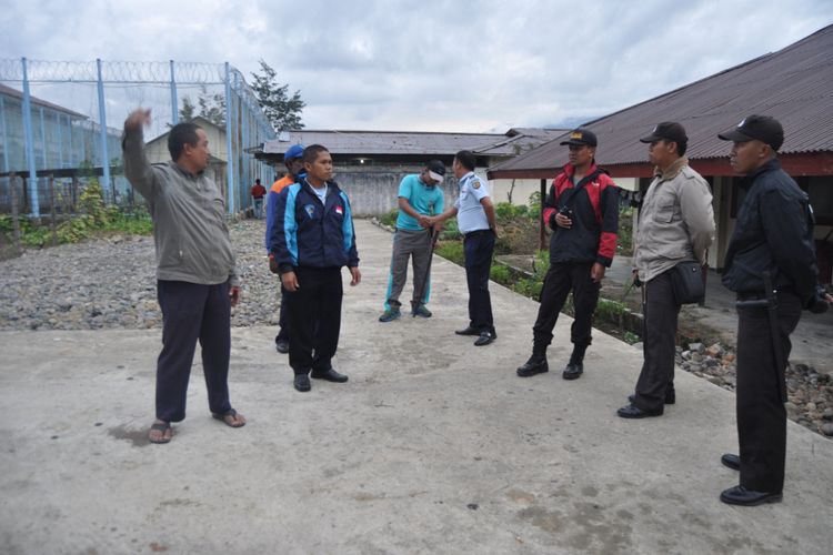 Sejumlah personel Polres Jayawijaya mendatangi Lapas Wamena guna mengecek 11 napi yang kabur dan melakukan olah TKP, Jumat (02/11/2018). 