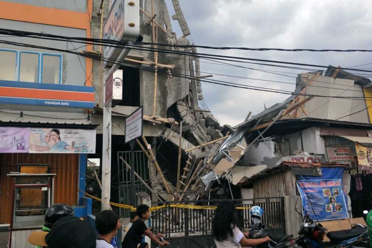 Bangunan tiga lantai di Jalan Pisangan Baru Tengah, Matraman, Jakarta Timur, yang roboh, Selasa (11/2/2020).